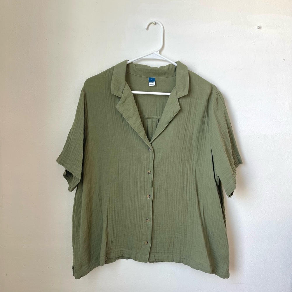 Green casual button-up shirt